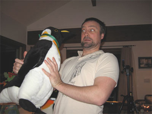 David Hewlett attaqué par un pingouin !